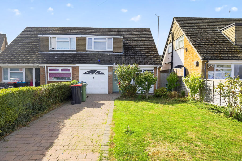 3-bed semi-detached on Cromwell Avenue, Newport Pagnell, Milton Keynes, £270,000