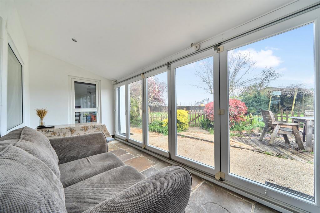 Risborough Road, Stoke Mandeville, Aylesbury, Buckinghamshire, HP22 photo 3