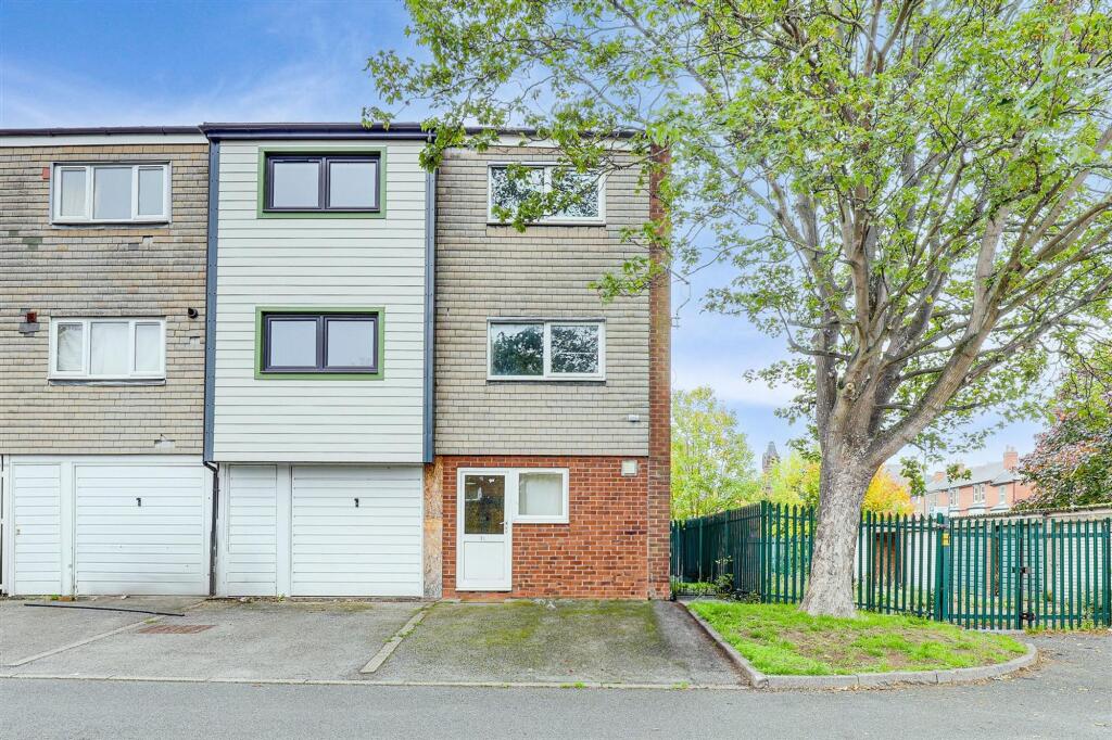 Main image of property: Lismore Close, Nottingham, NG7