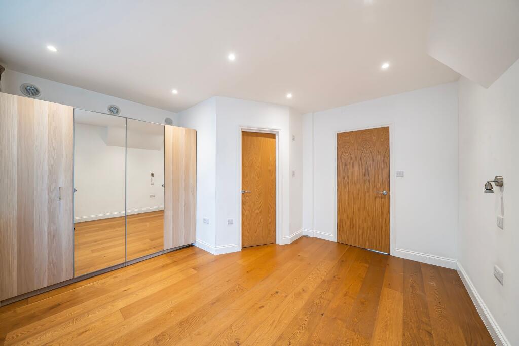 Apartment in Southall - More