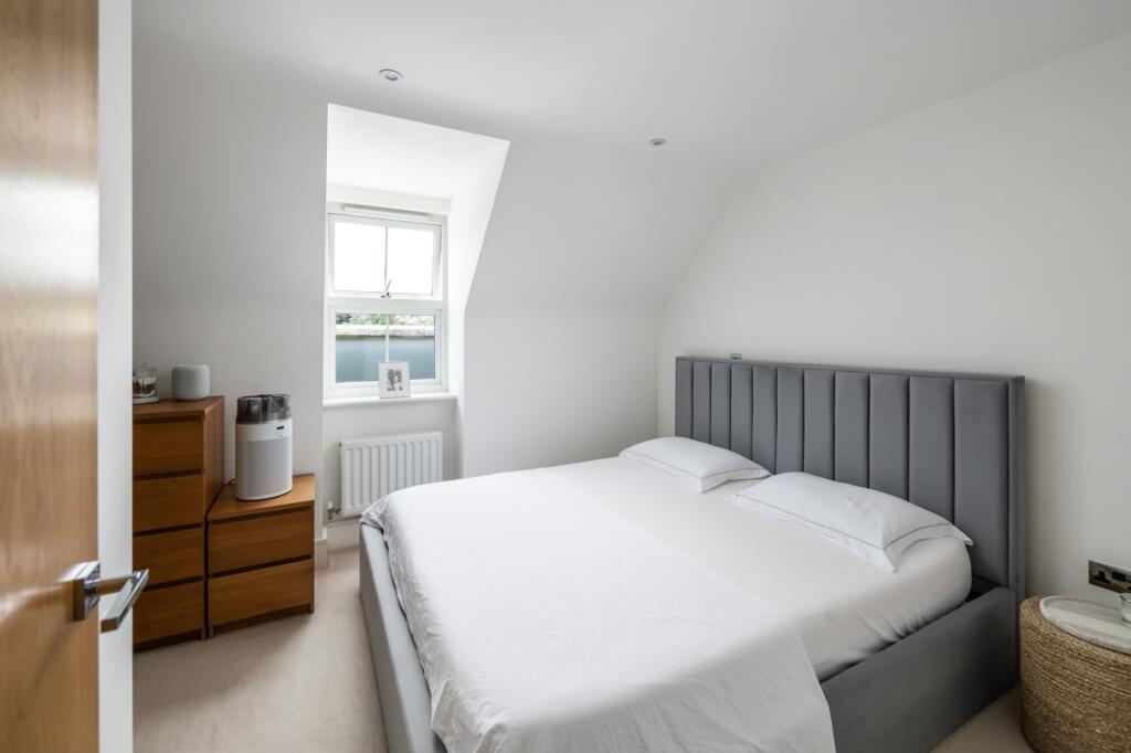 Apartment in Reigate and Banstead, Surrey - View 5
