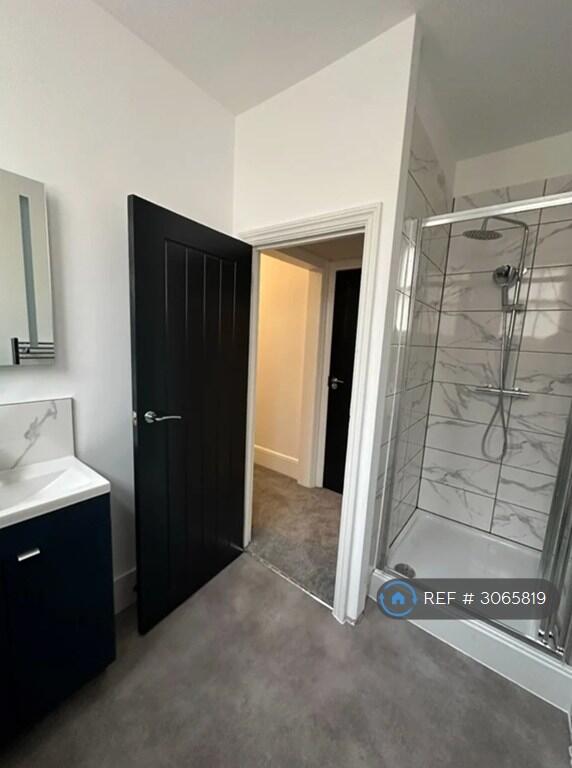 House in London, Bellingham, Southend - More