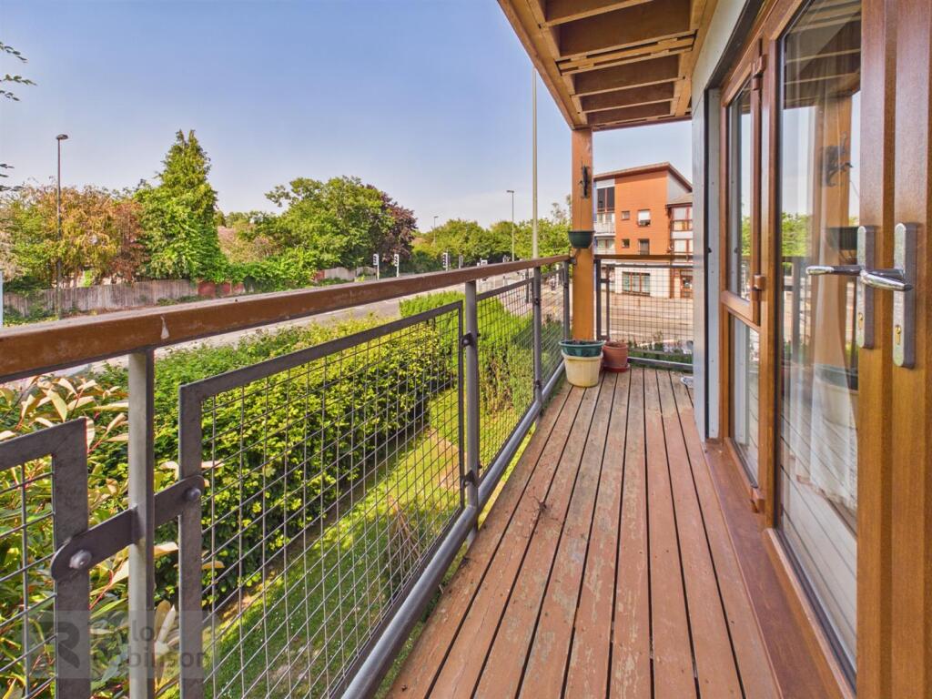 Apartment in Crawley, Three Bridges - More