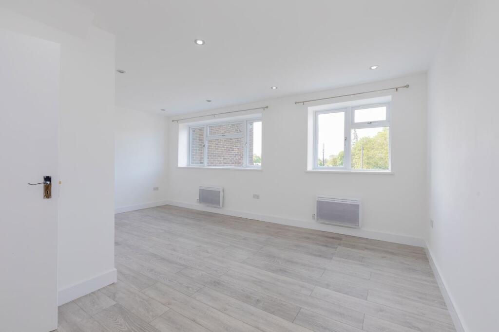 Main image of property: Harrow Market, Langley, SL3