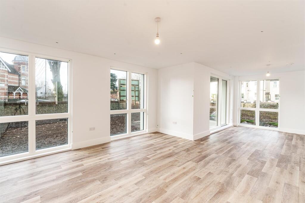 House in Worthing, Broadwater - More