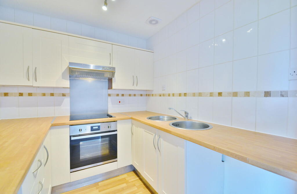 Coombe Hill Crescent, Thame photo 4