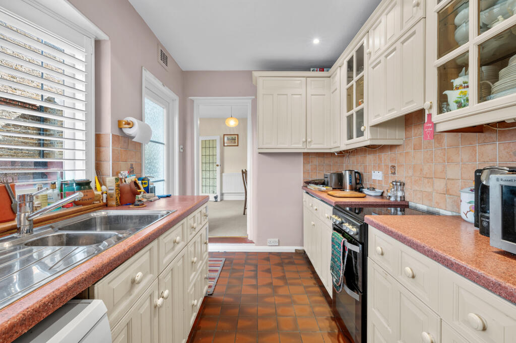 House in London, Tolworth - More