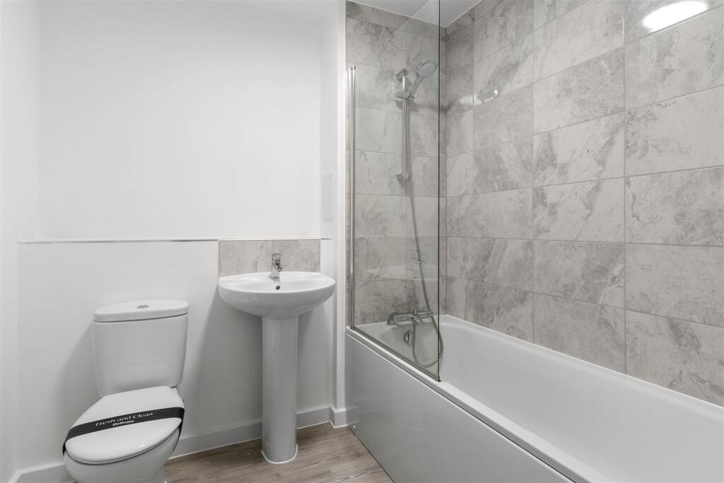 Apartment in Enfield, London Borough of Enfield - View 5