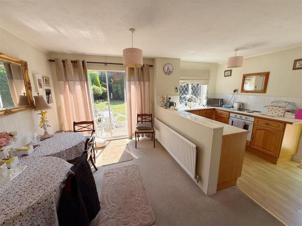 Sycamore Close, Stratford-Upon-Avon photo 4