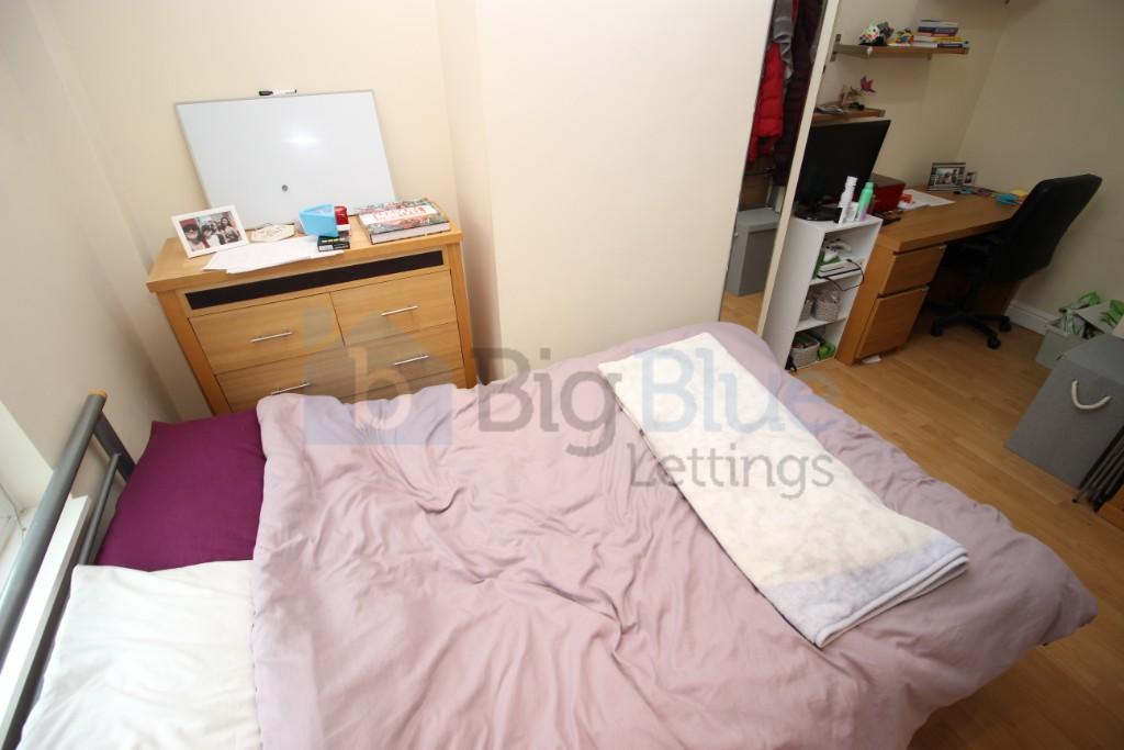 House in Leeds, Headingley Hill, Hyde Park - More