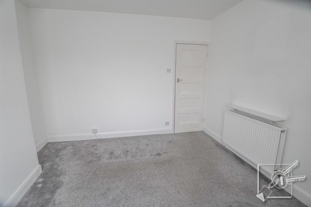 28 London Road, Northfleet, Gravesend - More