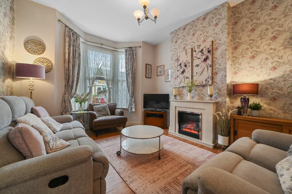 Chestnut Avenue, London, E7 photo 2