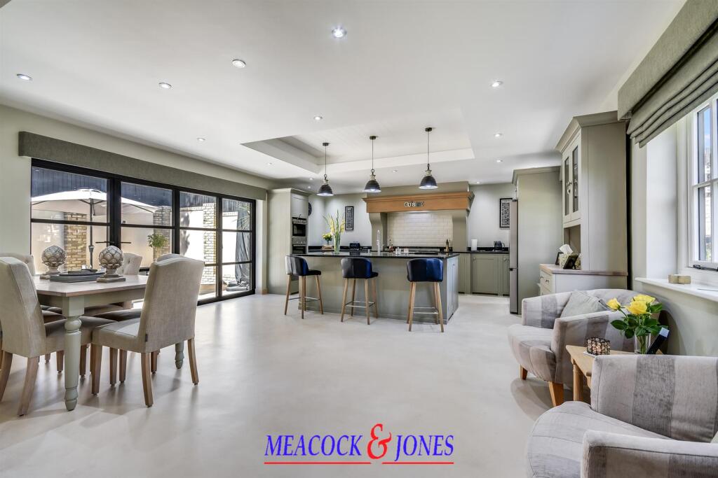 House in Brentwood, Shenfield - More