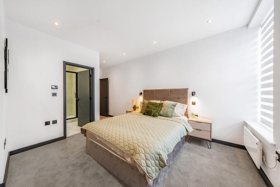 Apartment in Runnymede, Chertsey - View 5