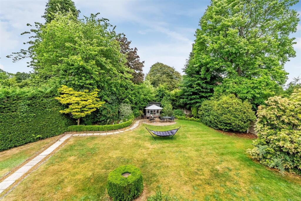 Wynnstow Park, Oxted photo 3