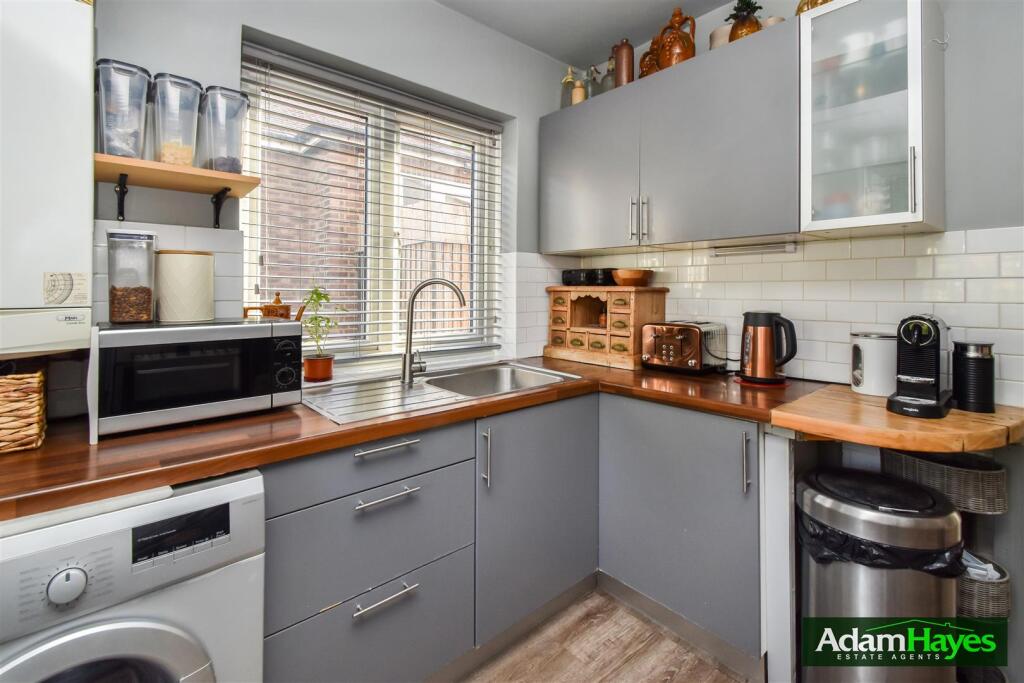 Apartment in London, Colney Hatch - View 3