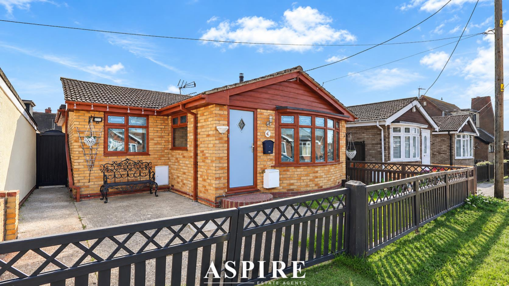 2-bed detached on Henson Avenue, Canvey Island, £300,000