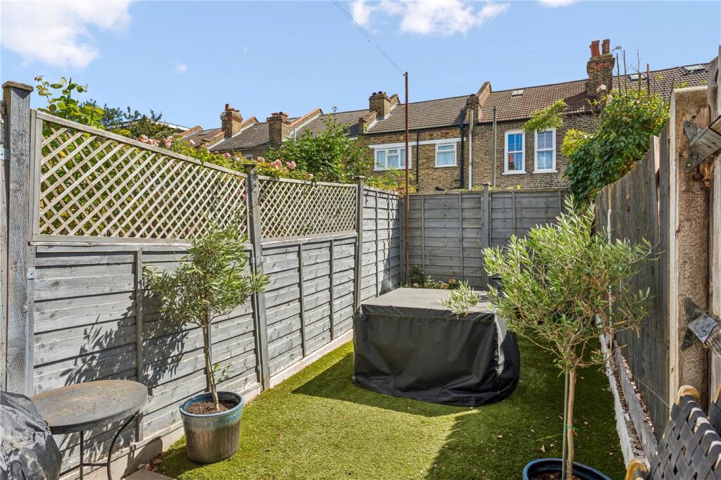 Apartment in London, Summerstown - View 2