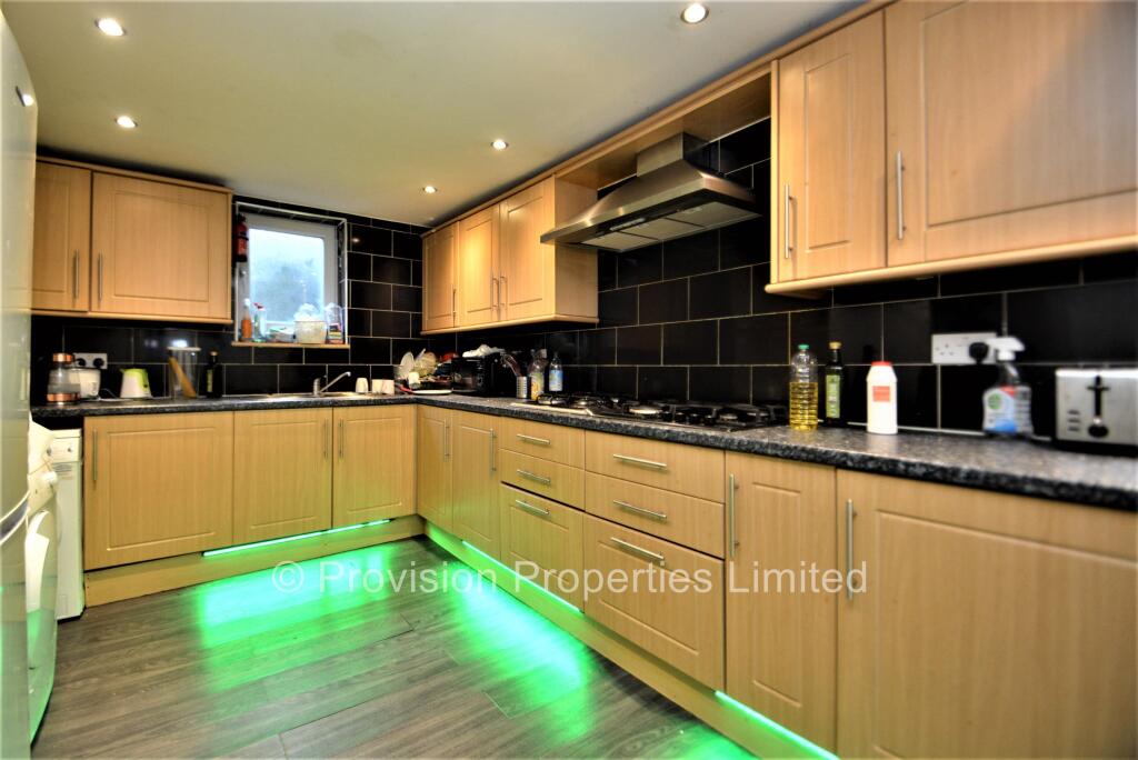 8 bedroom terraced house for rent
