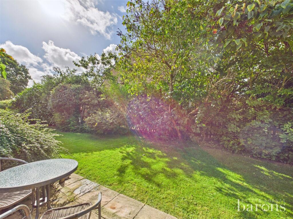 Kendal Gardens, Basingstoke, Hampshire, RG22 photo 3