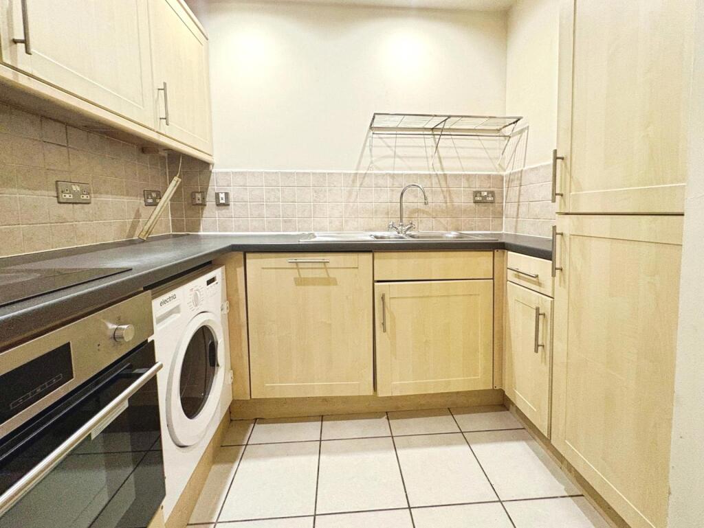 Apartment in Aylesbury, Buckinghamshire - View 4