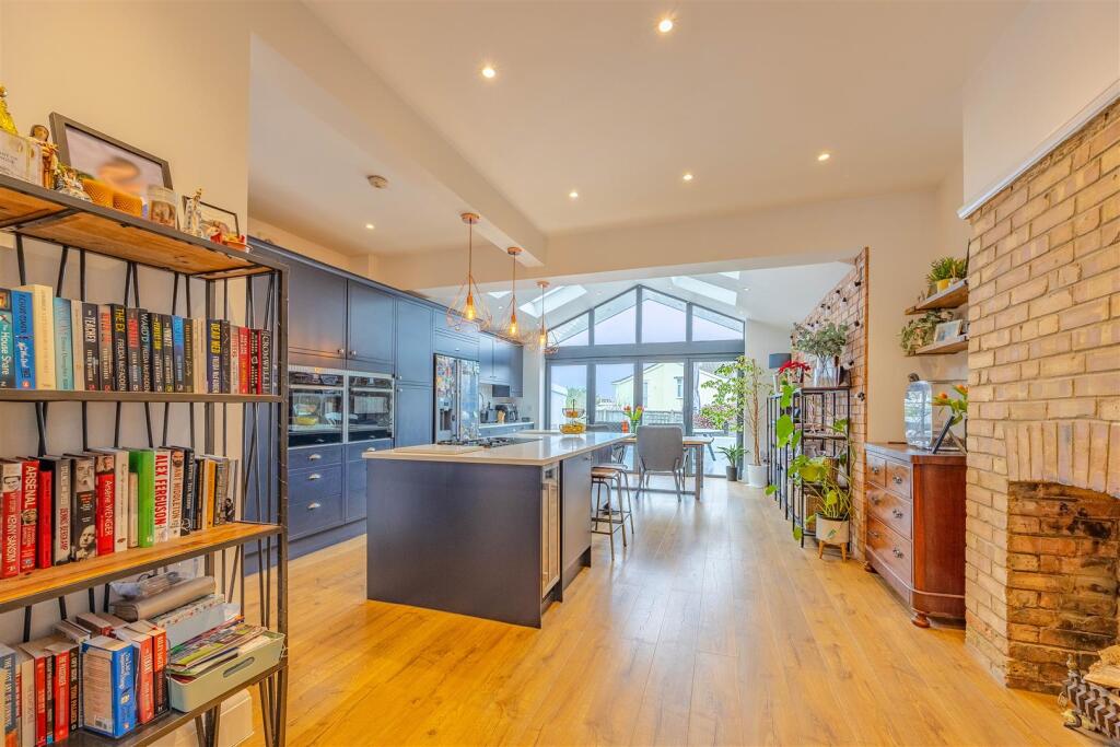 House in Southend-on-Sea, Eastwood - More
