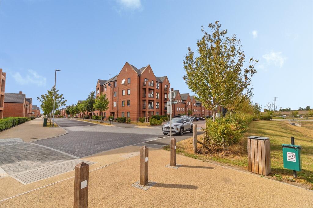 Apartment in Houghton Regis, Central Bedfordshire - View 4