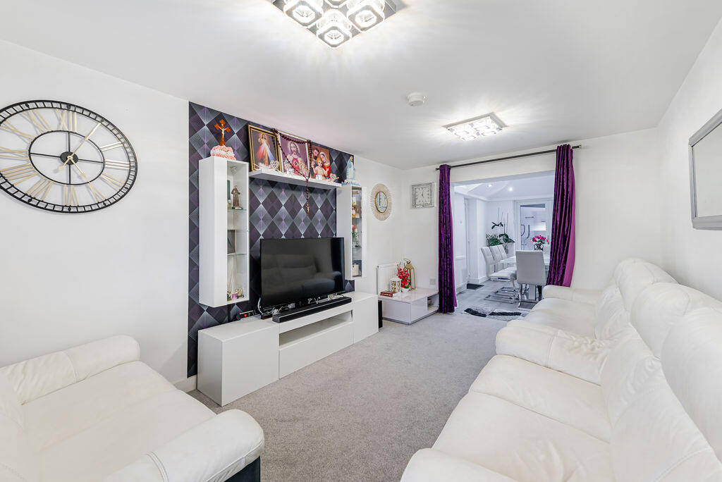 Woodside Avenue, Hutton - IMMACULATE, EXTENDED HOME photo 3