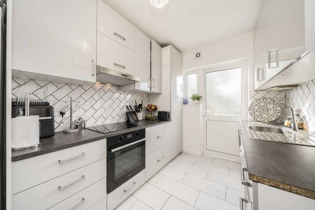 Apartment in Edgware, The Hale, London Borough of Barnet - View 3
