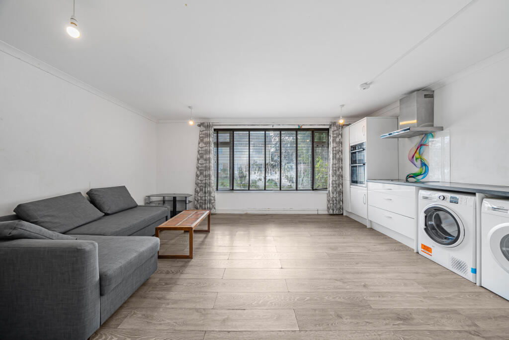 Apartment in Runnymede, Addlestone - More