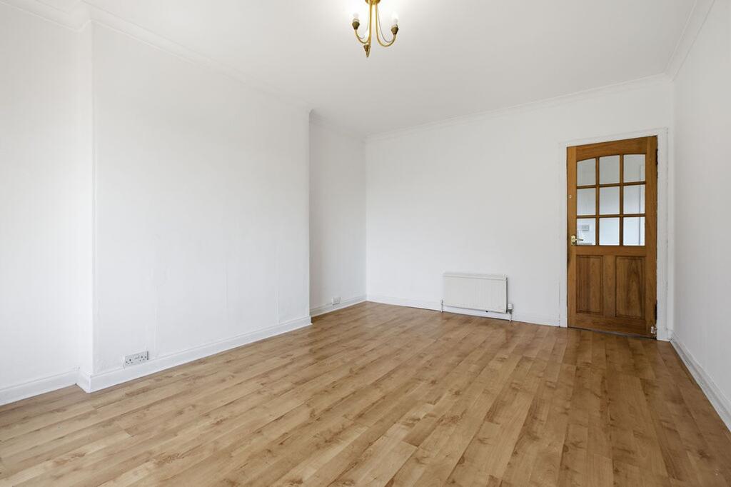 House in Glasgow, North Overlee, Stamperland - View 4