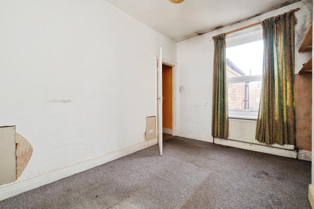 House in Nottingham, Gedling - More