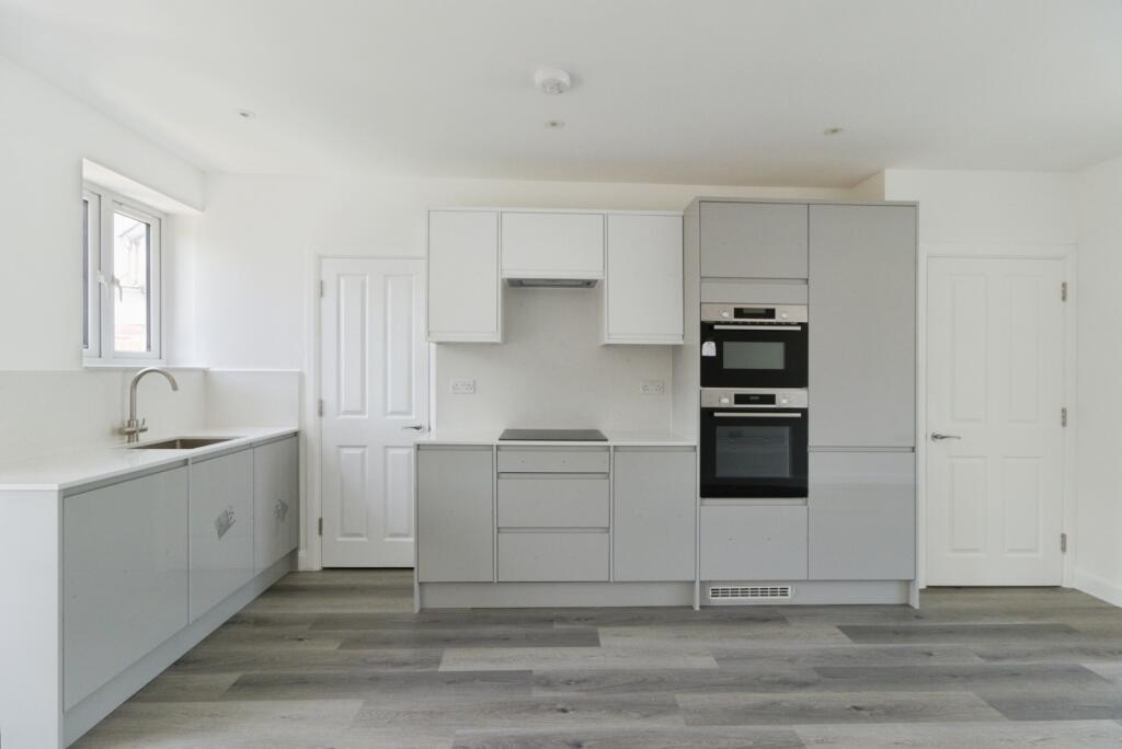 South Park Crescent, London, SE6 - View 6