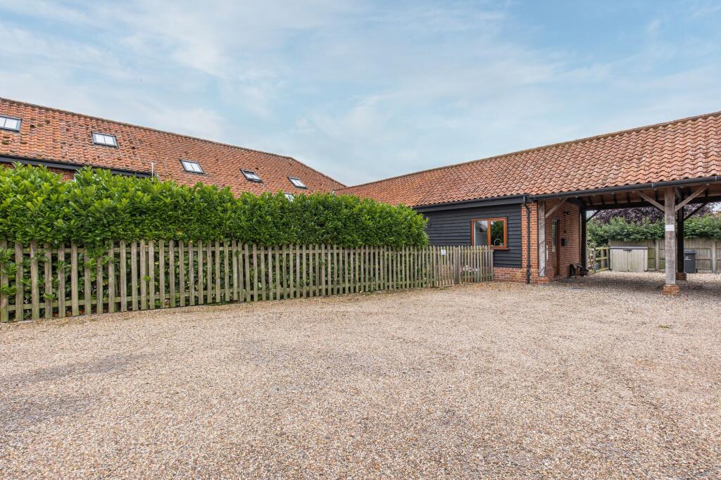 Chain Free Rural Home Surrounded by Peaceful Norfolk Countryside in Scoulton photo 2