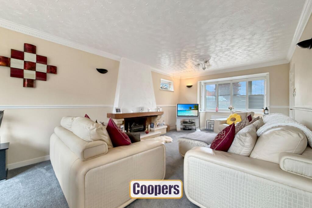 House in Nuneaton and Bedworth, Warwickshire - More