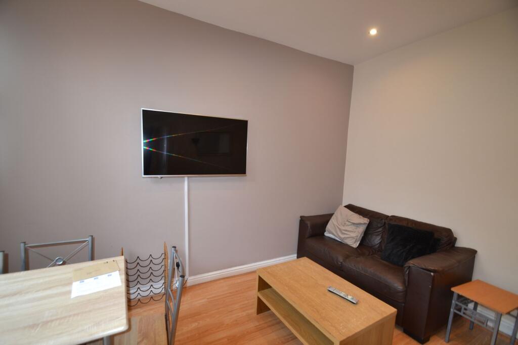 2 bedroom house share for rent