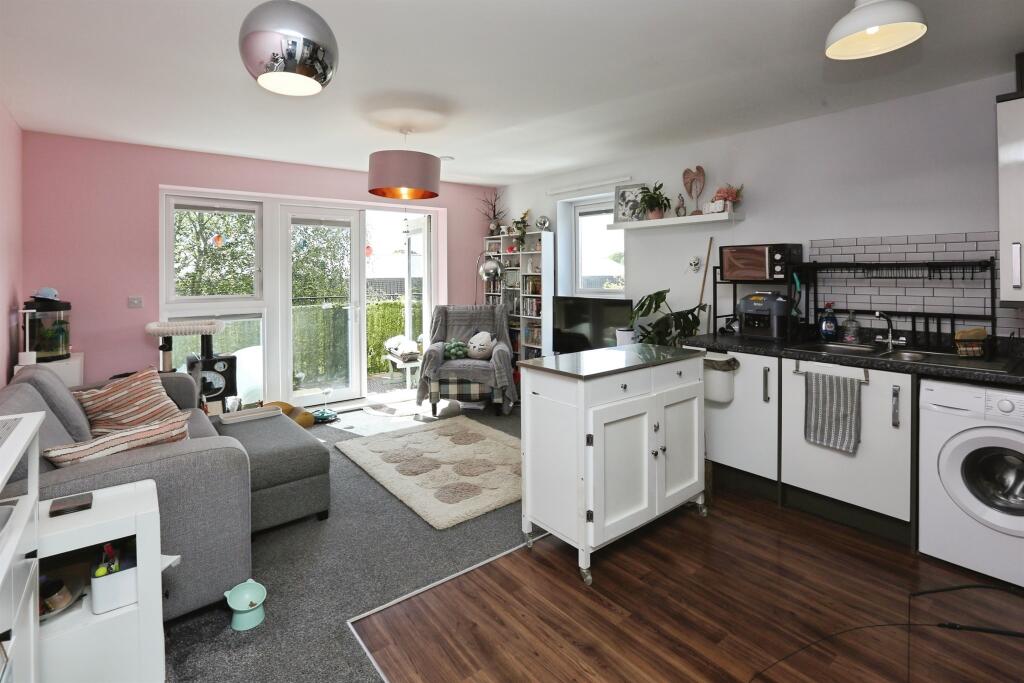 Apartment in Gosport, Rowner - View 4