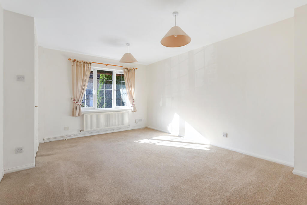 Stirling Close, Maidenbower, Crawley, West Sussex, RH10 photo 4