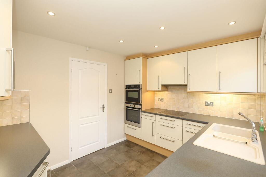 Barton Crescent, Chesterfield, S40 photo 3