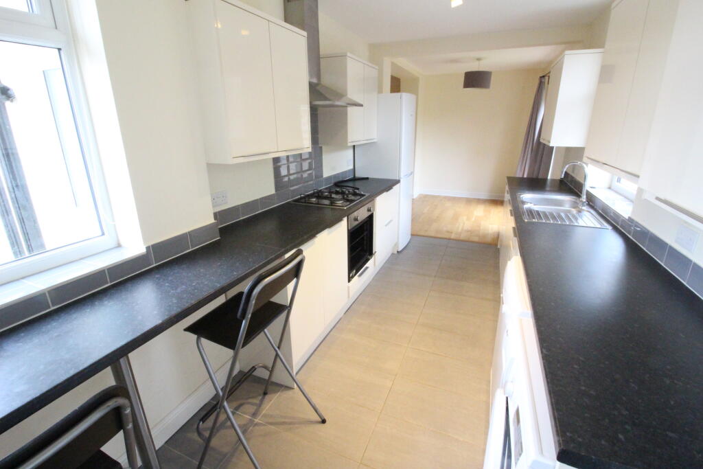 House in Kingston upon Thames - More
