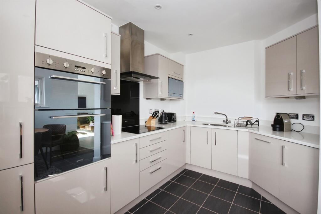 Apartment in Warwick - More