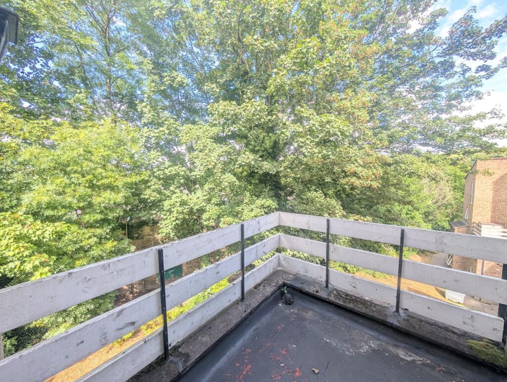 Apartment in Bradford, Frizinghall - View 5