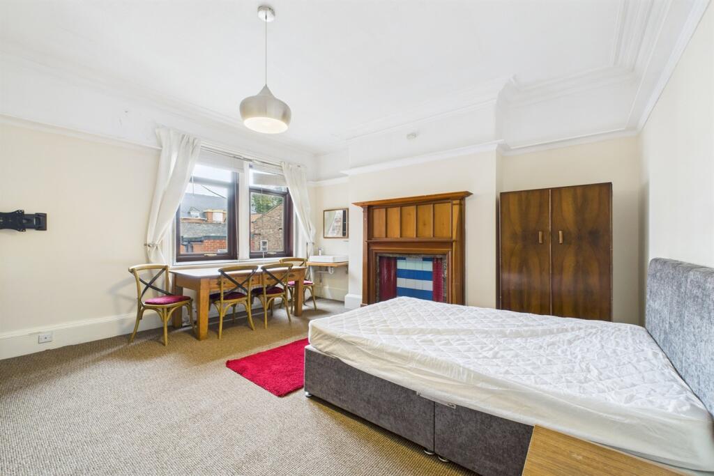 Apartment in Newcastle upon Tyne, Tyne and Wear - View 4