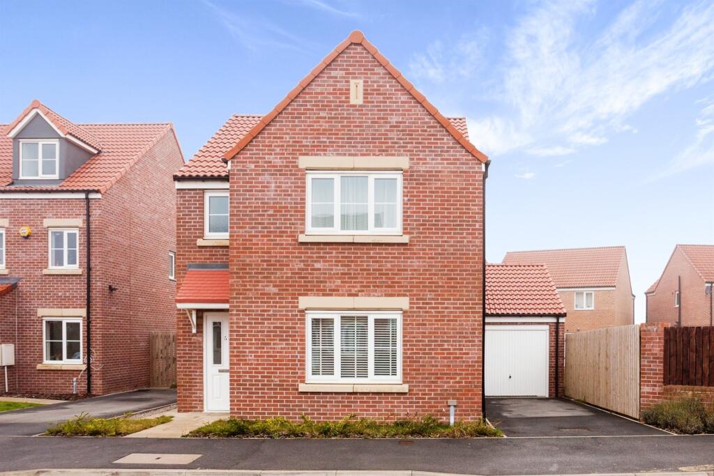 3-bed detached on Sintering Crescent, Wakefield, £330,000