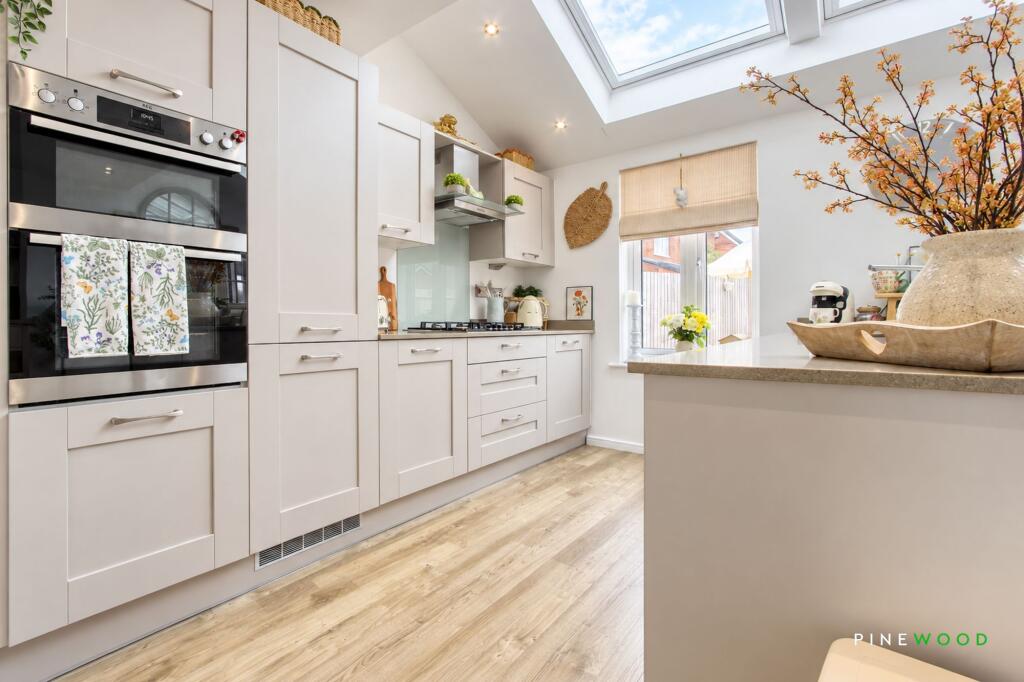House in North East Derbyshire, Holmgate, Clay Cross - More