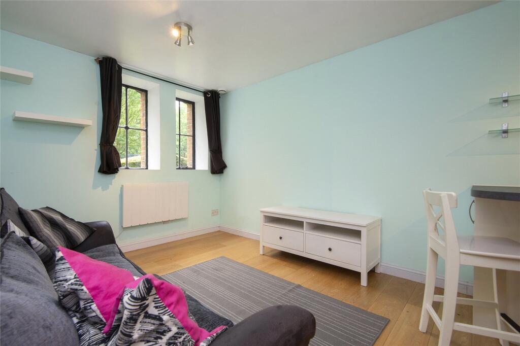 Clock Court, Victory Road, London, E11 - Widok 2