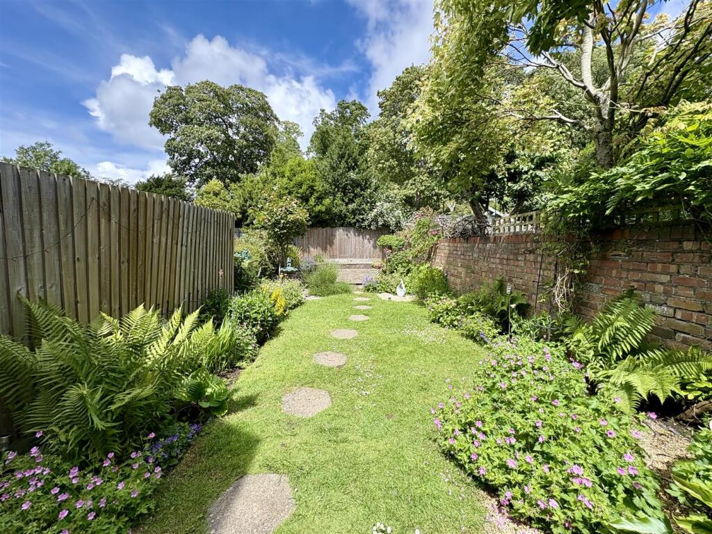 Apartment in Bristol, Henleaze - View 2