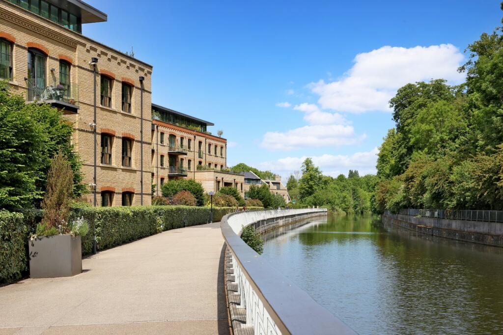 2-bed apartment on Glen Island, Taplow, Buckinghamshire, SL6, £749,950