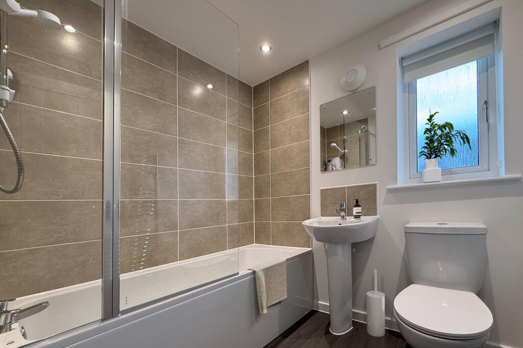 House in Bristol, Almondsbury - More