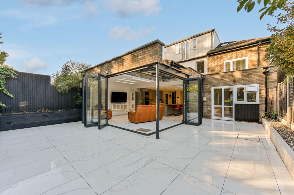 House in Croydon - View 3
